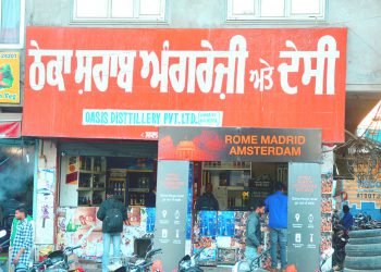 20 February 2016 Amritsar
People buying alcohol from a wine shop at a Liquor vend in Amritsar.
PHOTO-PRABHJOT SINGH GILL AMRITSAR