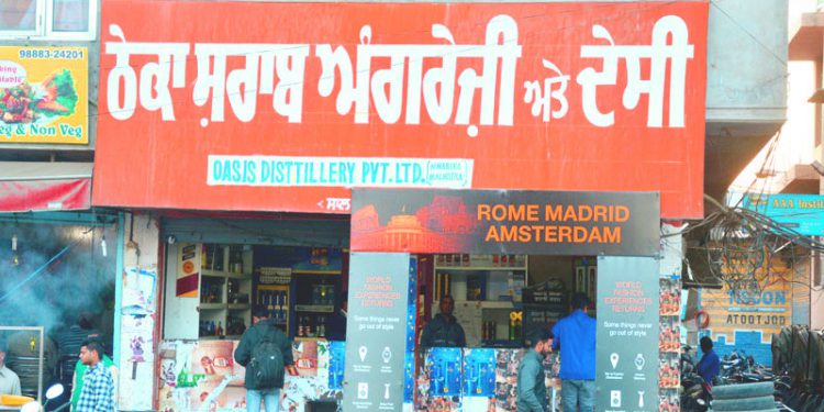 20 February 2016 Amritsar
People buying alcohol from a wine shop at a Liquor vend in Amritsar.
PHOTO-PRABHJOT SINGH GILL AMRITSAR