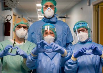 CREMONA, ITALY - MARCH 29: (EDITORIAL USE ONLY) Nurses making the hearth sign at Cremona Hospital on March 29, 2020 in Cremona, Italy. The Italian government continues to enforce the nationwide lockdown measures to control the spread of coronavirus / COVID-19. (Photo by Marco Mantovani/Getty Images)