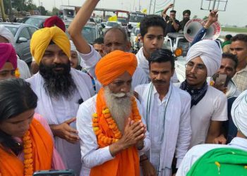 Gurnam Singh Charuni being welcome in Karnal on way of Delhi border on Saturday