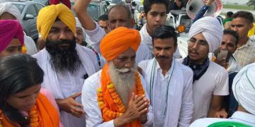 Gurnam Singh Charuni being welcome in Karnal on way of Delhi border on Saturday