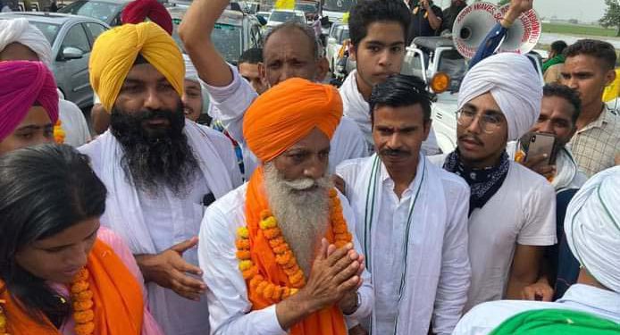 Gurnam Singh Charuni being welcome in Karnal on way of Delhi border on Saturday