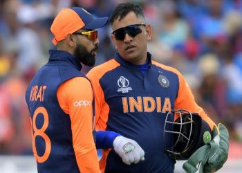 India's captain Virat Kohli ((L) speaks with teammate and wicketkeeper Mahendra Singh Dhoni during the 2019 Cricket World Cup group stage match between England and India at Edgbaston in Birmingham, central England, on June 30, 2019. (Photo by Dibyangshu Sarkar / AFP) / RESTRICTED TO EDITORIAL USE        (Photo credit should read DIBYANGSHU SARKAR/AFP/Getty Images)