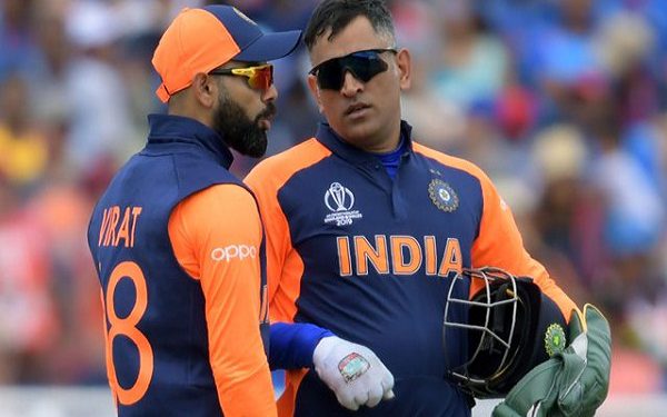 India's captain Virat Kohli ((L) speaks with teammate and wicketkeeper Mahendra Singh Dhoni during the 2019 Cricket World Cup group stage match between England and India at Edgbaston in Birmingham, central England, on June 30, 2019. (Photo by Dibyangshu Sarkar / AFP) / RESTRICTED TO EDITORIAL USE        (Photo credit should read DIBYANGSHU SARKAR/AFP/Getty Images)