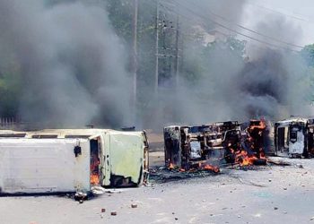 Palwal: Protestors pelt stones at DC office set three police vehicles on fire. Cops and media attacked. Reports of aerial firing