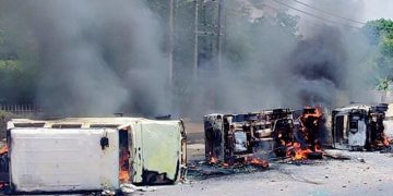 Palwal: Protestors pelt stones at DC office set three police vehicles on fire. Cops and media attacked. Reports of aerial firing