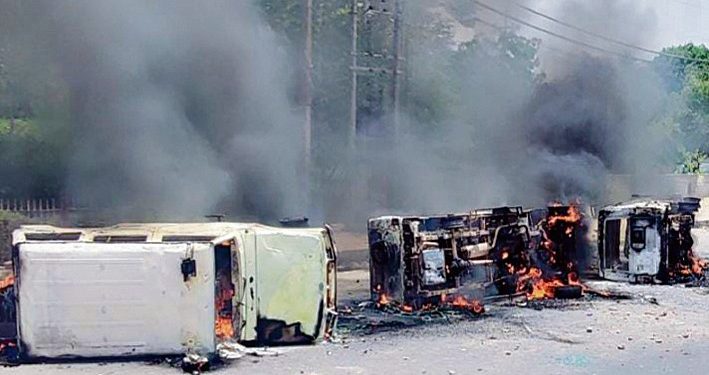 Palwal: Protestors pelt stones at DC office set three police vehicles on fire. Cops and media attacked. Reports of aerial firing