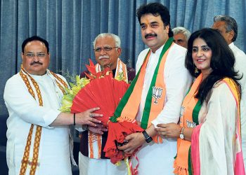 New Delhi: Former Congress leader Kuldeep Bishnoi and his wife Renuka meet BJP National President JP Nadda after joining the Bharatiya Janata Party, at his residence in New Delhi, Thursday, Aug. 4, 2022. Haryana CM Manohar Lal is also seen. Tribune Photo: Mukesh Aggarwal