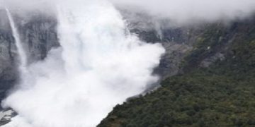 Chile's famous 'Hanging Glacier' collapsed in front of the eyes, know the reason