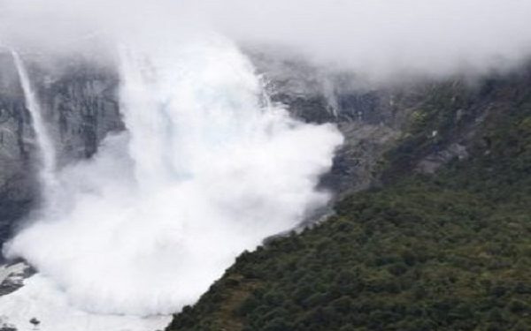 Chile's famous 'Hanging Glacier' collapsed in front of the eyes, know the reason