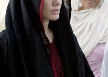 Angelina-Jolie-in-Pakistan