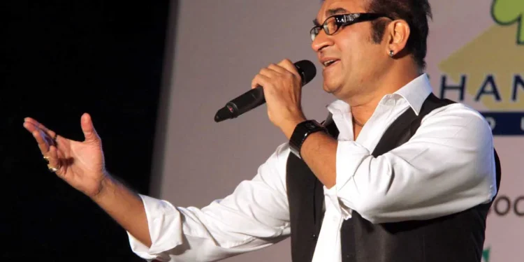 Abhijeet Bhattacharya ਦਾ ਜਨਮ 30 ਅਕਤੂਬਰ 1958 ਨੂੰ ਉਤਰ ਪ੍ਰਦੇਸ਼ ਦੇ ਸ਼ਹਿਰ ਕਾਨਪੁਰ ਵਿਖੇ ਹੋਇਆ।