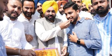 Bhagwant Mann: CM ਮਾਨ ਨੇ ਦੀ ਪੂਰੀ ਟੀਮ ਨਾਲ ਕੀਤੀ ਮੁਲਾਕਾਤ, PU ਚੋਣਾਂ ਜਿੱਤਣ 'ਤੇ ਦਿੱਤੀ ਵਧਾਈ
