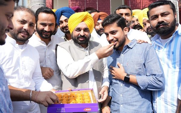 Bhagwant Mann: CM ਮਾਨ ਨੇ ਦੀ ਪੂਰੀ ਟੀਮ ਨਾਲ ਕੀਤੀ ਮੁਲਾਕਾਤ, PU ਚੋਣਾਂ ਜਿੱਤਣ 'ਤੇ ਦਿੱਤੀ ਵਧਾਈ
