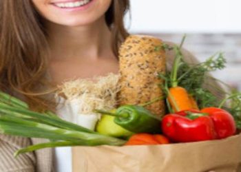 30_06_2022-woman_with_green_vegetables_22847005