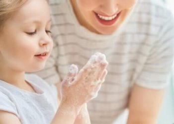 girl-and-her-mother-are-washing-hands-JNRPTS3-1024x683