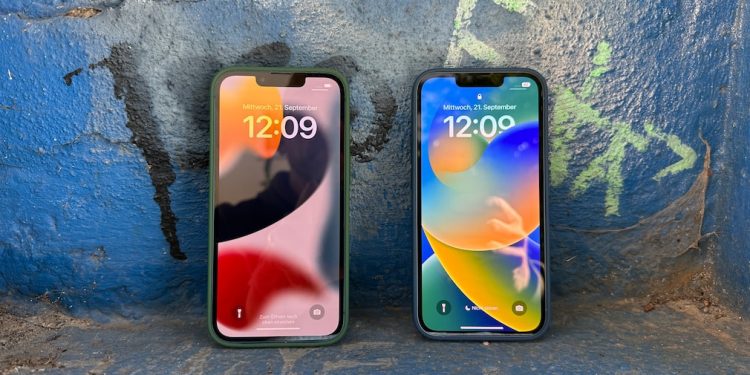 ਲੋਕ iPhone 13 ਨੂੰ ਪਸੰਦ ਕਰ ਰਹੇ ਹਨ ਕਿਉਂਕਿ iPhone 13 ਅਤੇ iPhone14 ਵਿੱਚ ਬਹੁਤਾ ਅੰਤਰ ਨਹੀਂ ਹੈ। iPhone 13 ਅਤੇ iPhone 14 ਦੋਵਾਂ ਵਿੱਚ ਇੱਕੋ ਹੀ ਪ੍ਰੋਸੈਸਰ ਹੈ।iPhone13 ਵਿੱਚ, ਤੁਹਾਨੂੰ ਇੱਕ 6.1-ਇੰਚ ਦੀ OLED ਸੁਪਰ ਰੈਟੀਨਾ XDR ਡਿਸਪਲੇਅ ਮਿਲਦੀ ਹੈ। ਇਸ ਤੋਂ ਇਲਾਵਾ ਫੋਨ 'ਚ A15 ਬਾਇਓਨਿਕ ਚਿੱਪਸੈੱਟ ਹੈ।