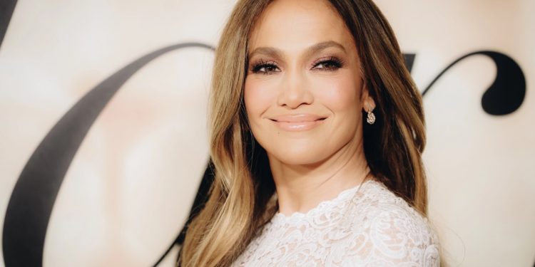 Jennifer Lopez ਨੇ ਆਪਣੇ ਫੈਨਸ ਨੂੰ ਉਲਝਣ 'ਚ ਪਾ ਦਿੱਤਾ ਹੈ ਕਿਉਂਕਿ ਉਸਦੇ ਸਾਰੇ ਸੋਸ਼ਲ ਮੀਡੀਆ ਅਕਾਉਂਟ 'ਤੇ ਫੀਚਰ ਤਸਵੀਰਾਂ ਡਾਰਕ ਨਜ਼ਰ ਆ ਰਹੀਆਂ ਹਨ।