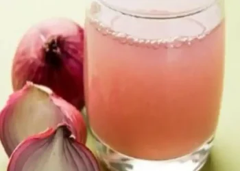 onion_juice_benefits_for_hair_problems_it_promotes_hair_growth_and_makes_them_shiny_and_dense_1654058892