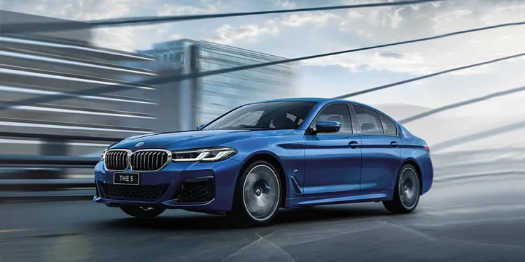 ਕਾਰਤਿਕ ਆਰੀਅਨ ਦੀ ਕਾਰ ਕਲੈਕਸ਼ਨ 'ਚ BMW 5 ਸੀਰੀਜ਼ 520d ਇੱਕੋ ਇੱਕ ਸੇਡਾਨ ਕਾਰ ਸ਼ਾਮਲ ਹੈ। ਕਾਰਤਿਕ ਨੂੰ ਬਲੈਕ ਕਲਰ ਪਸੰਦ ਹੈ ਇਸ ਲਈ ਉਸ ਕੋਲ ਬਲੈਕ ਕਲਰ ਵਿੱਚ BMW 5 ਸੀਰੀਜ਼ 520d ਹੈ ਅਤੇ ਲੈਂਬੋਰਗਿਨੀ ਯੂਰਸ ਵੀ ਬਲੈਕ ਹੈ। BMW 5 ਸੀਰੀਜ਼ 520d ਦੀ ਕੀਮਤ ਲਗਪਗ 80.50 ਲੱਖ ਰੁਪਏ ਹੈ।ਦੱਸ ਦਈਏ ਕਿ BMW 520d ਵਿੱਚ 1995cc ਦਾ 2.0L ਡੀਜ਼ਲ ਇੰਜਣ ਹੈ ਜੋ 188bhp ਦੀ ਅਧਿਕਤਮ ਪਾਵਰ ਅਤੇ 400nm ਦਾ ਟਾਰਕ ਜਨਰੇਟ ਕਰਦਾ ਹੈ। BMW 520d ਦੀ ਟਾਪ ਸਪੀਡ 250 kmph ਹੈ ਅਤੇ ਇਹ ਸਿਰਫ 7.3 ਸੈਕਿੰਡ ਵਿੱਚ 0-100 kmph ਦੀ ਰਫਤਾਰ ਫੜ ਲੈਂਦੀ ਹੈ।