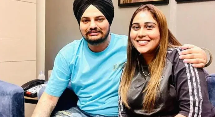 ਇਸ ਤੋਂ ਪਹਿਲਾਂ ਪੰਜਾਬੀ ਗਾਇਕਾ ਅਫਸਾਨਾ ਖਾਨ ਨੇ ਸਿੱਧੂ ਮੂਸੇਵਾਲਾ ਨਾਲ ਆਪਣੇ ਵਿਆਹ ਦੀ ਰਿਸੈਪਸ਼ਨ ਦੀਆਂ ਖਾਸ ਤਸਵੀਰਾਂ ਸ਼ੇਅਰ ਕੀਤੀਆਂ ਸੀ। ਮੂਸੇਵਾਲਾ ਨੂੰ ਯਾਦ ਕਰ ਅਫਸਾਨਾ ਨੇ ਲਿਖਿਆ, “ਭਰਾ ਦਾ ਬੇਸ਼ਰਤ ਪਿਆਰ ਅਨਮੋਲ ਹੈ ਤੇ ਤੁਸੀਂ ਸਿਰਫ਼ ਮੇਰੇ ਭਰਾ ਨਹੀਂ ਹੋ, ਪਰ ਮੇਰੀ ਆਤਮਾ ਵੀ ਹੋ।