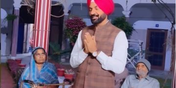 ਦਸ ਦਈਏ ਕਿ ਪੰਮੀ ਬਾਈ ਦਾ ਜਨਮ 9 ਨਵੰਬਰ 1965 ਨੂੰ ਸੰਗਰੂਰ ਦੇ ਪਿੰਡ ਜੱਖੇਪਾਲ ਵਿਖੇ ਹੋਇਆ। ਉਨ੍ਹਾਂ ਦਾ ਅਸਲੀ ਨਾਂ ਪਰਮਜੀਤ ਸਿੰਘ ਸਿੱਧੂ ਹੈ, ਪਰ ਆਪਣੇ ਚਾਹੁਣ ਵਾਲਿਆਂ ‘ਚ ਉਹ ਪੰਮੀ ਬਾਈ ਦੇ ਨਾਂ ਨਾਲ ਪ੍ਰਸਿੱਧ ਹਨ।