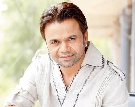 ਰਾਜਪਾਲ ਯਾਦਵ (Rajpal Yadav) ਜਦੋਂ ਵੀ ਵੱਡੇ ਪਰਦੇ 'ਤੇ ਆਉਂਦੇ ਹਨ, ਉਹ ਦਰਸ਼ਕਾਂ ਦੇ ਦਿਲਾਂ ਅਤੇ ਦਿਮਾਗਾਂ 'ਤੇ ਆਪਣੀ ਛਾਪ ਛੱਡ ਜਾਂਦੇ ਹਨ।

ਰਾਜਪਾਲ ਯਾਦਵ ਨੇ 'ਹੰਗਾਮਾ', 'ਭਾਗਮ ਭਾਗ', 'ਢੋਲ', 'ਦੇ ਦਾਨਾ ਦਾਨ', 'ਖੱਟਾ ਮੀਠਾ' ਵਰਗੀਆਂ ਕਈ ਕਾਮੇਡੀ ਫਿਲਮਾਂ 'ਚ ਆਪਣੇ ਕਿਰਦਾਰ ਨਾਲ ਦਰਸ਼ਕਾਂ ਨੂੰ ਹਸਾਇਆ ਹੈ।