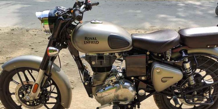 Jawa 42 293cc, ਸਿੰਗਲ ਸਿਲੰਡਰ, ਏਅਰ ਕੂਲਡ ਇੰਜਣ ਹੈ। ਰਾਇਲ ਐਨਫੀਲਡ ਕਲਾਸਿਕ 350 ਦੇ ਮੁਕਾਬਲੇ ਇਸ ਦਾ ਇੰਜਣ ਛੋਟਾ ਹੈ