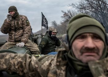 Ukrainian servicemen ride a 2S7 Pion self-propelled gun, as Russia's attack on Ukraine continues, near a frontline in Kherson region, Ukraine November 9, 2022. REUTERS/Viacheslav Ratynskyi