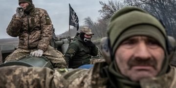 Ukrainian servicemen ride a 2S7 Pion self-propelled gun, as Russia's attack on Ukraine continues, near a frontline in Kherson region, Ukraine November 9, 2022. REUTERS/Viacheslav Ratynskyi