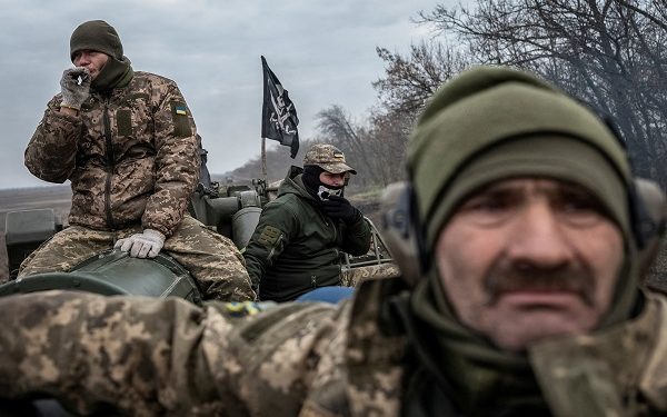 Ukrainian servicemen ride a 2S7 Pion self-propelled gun, as Russia's attack on Ukraine continues, near a frontline in Kherson region, Ukraine November 9, 2022. REUTERS/Viacheslav Ratynskyi