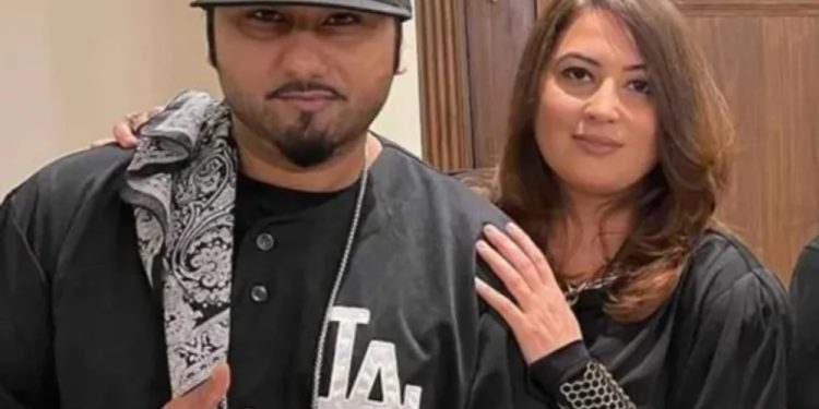 Honey Singh - Shalini Talwar- ਰੈਪਰ Yo Yo Honey Singh ਵੀ ਆਪਣੀ ਪਤਨੀ ਤੋਂ ਵੱਖ ਹੋ ਗਏ ਹਨ। ਪਿਛਲੇ ਸਾਲ ਉਸ ਦੀ ਪਤਨੀ ਸ਼ਾਲਿਨੀ ਤਲਵਾਰ ਨੇ ਹਨੀ 'ਤੇ ਘਰੇਲੂ ਹਿੰਸਾ ਦਾ ਦੋਸ਼ ਲਗਾਇਆ। ਮੀਡੀਆ ਰਿਪੋਰਟਾਂ ਮੁਤਾਬਕ ਹਨੀ ਸਿੰਘ ਨੇ ਸ਼ਾਲਿਨੀ ਤਲਵਾਰ ਨੂੰ ਗੁਜਾਰੇ ਦੇ ਤੌਰ 'ਤੇ 1 ਕਰੋੜ ਰੁਪਏ ਦਾ ਚੈੱਕ ਦਿੱਤਾ।