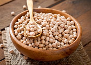 Chickpeas Health Benefits: ਛੋਲਿਆਂ ਨੂੰ ਪ੍ਰੋਟੀਨ ਦਾ ਬਹੁਤ ਚੰਗਾ ਸਰੋਤ ਮੰਨਿਆ ਜਾਂਦਾ ਹੈ। ਤੁਸੀਂ ਸਲਾਦ, ਸਬਜ਼ੀ ਆਦਿ ਦੇ ਰੂਪ ਵਿੱਚ ਛੋਲਿਆਂ ਦਾ ਸੇਵਨ ਕਰਕੇ ਇਸ ਦੇ ਪੌਸ਼ਟਿਕ ਤੱਤ ਆਸਾਨੀ ਨਾਲ ਪ੍ਰਾਪਤ ਕਰ ਸਕਦੇ ਹੋ। ਛੋਲੇ ਵਿਟਾਮਿਨ, ਮਿਨਰਲਸ ਅਤੇ ਫਾਈਬਰ ਆਦਿ ਨਾਲ ਭਰਪੂਰ ਹੁੰਦੇ ਹਨ। ਜਿਵੇਂ ਕਿ ਸਹੀ ਭਾਰ ਬਣਾਈ ਰੱਖਣਾ, ਪਾਚਨ ਕਿਰਿਆ ਨੂੰ ਸੁਧਾਰਨਾ ਅਤੇ ਹੋਰ ਬਿਮਾਰੀਆਂ ਦੇ ਖਤਰੇ ਨੂੰ ਘੱਟ ਕਰਨਾ।