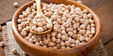 Chickpeas Health Benefits: ਛੋਲਿਆਂ ਨੂੰ ਪ੍ਰੋਟੀਨ ਦਾ ਬਹੁਤ ਚੰਗਾ ਸਰੋਤ ਮੰਨਿਆ ਜਾਂਦਾ ਹੈ। ਤੁਸੀਂ ਸਲਾਦ, ਸਬਜ਼ੀ ਆਦਿ ਦੇ ਰੂਪ ਵਿੱਚ ਛੋਲਿਆਂ ਦਾ ਸੇਵਨ ਕਰਕੇ ਇਸ ਦੇ ਪੌਸ਼ਟਿਕ ਤੱਤ ਆਸਾਨੀ ਨਾਲ ਪ੍ਰਾਪਤ ਕਰ ਸਕਦੇ ਹੋ। ਛੋਲੇ ਵਿਟਾਮਿਨ, ਮਿਨਰਲਸ ਅਤੇ ਫਾਈਬਰ ਆਦਿ ਨਾਲ ਭਰਪੂਰ ਹੁੰਦੇ ਹਨ। ਜਿਵੇਂ ਕਿ ਸਹੀ ਭਾਰ ਬਣਾਈ ਰੱਖਣਾ, ਪਾਚਨ ਕਿਰਿਆ ਨੂੰ ਸੁਧਾਰਨਾ ਅਤੇ ਹੋਰ ਬਿਮਾਰੀਆਂ ਦੇ ਖਤਰੇ ਨੂੰ ਘੱਟ ਕਰਨਾ।