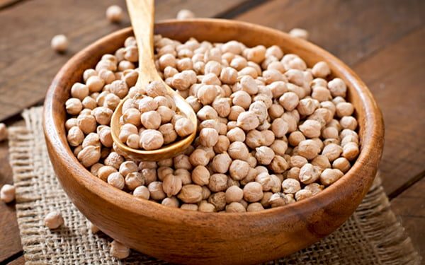 Chickpeas Health Benefits: ਛੋਲਿਆਂ ਨੂੰ ਪ੍ਰੋਟੀਨ ਦਾ ਬਹੁਤ ਚੰਗਾ ਸਰੋਤ ਮੰਨਿਆ ਜਾਂਦਾ ਹੈ। ਤੁਸੀਂ ਸਲਾਦ, ਸਬਜ਼ੀ ਆਦਿ ਦੇ ਰੂਪ ਵਿੱਚ ਛੋਲਿਆਂ ਦਾ ਸੇਵਨ ਕਰਕੇ ਇਸ ਦੇ ਪੌਸ਼ਟਿਕ ਤੱਤ ਆਸਾਨੀ ਨਾਲ ਪ੍ਰਾਪਤ ਕਰ ਸਕਦੇ ਹੋ। ਛੋਲੇ ਵਿਟਾਮਿਨ, ਮਿਨਰਲਸ ਅਤੇ ਫਾਈਬਰ ਆਦਿ ਨਾਲ ਭਰਪੂਰ ਹੁੰਦੇ ਹਨ। ਜਿਵੇਂ ਕਿ ਸਹੀ ਭਾਰ ਬਣਾਈ ਰੱਖਣਾ, ਪਾਚਨ ਕਿਰਿਆ ਨੂੰ ਸੁਧਾਰਨਾ ਅਤੇ ਹੋਰ ਬਿਮਾਰੀਆਂ ਦੇ ਖਤਰੇ ਨੂੰ ਘੱਟ ਕਰਨਾ।