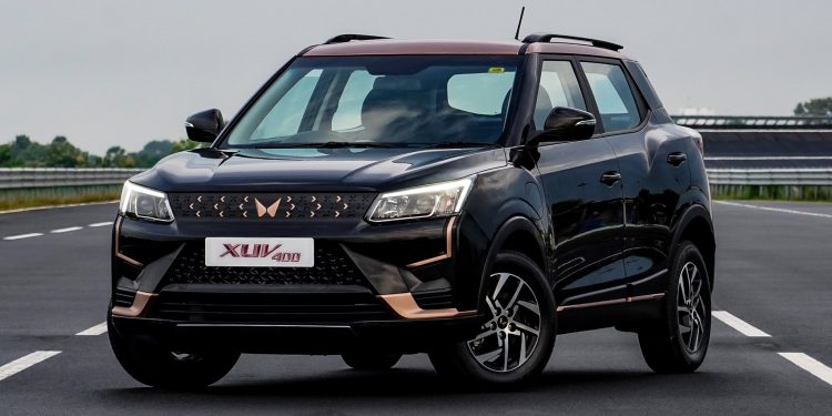 ਬਾਹਰੀ ਰੂਪ ਤੋਂ XUV400 ਸਪੈਸ਼ਲ ਐਡੀਸ਼ਨ ਬੈਜਿੰਗ ਅਤੇ ਪਹੀਆਂ ਨੂੰ ਛੱਡ ਕੇ ਇੱਕ ਰੈਗੂਲਰ ਮਾਡਲ XUV400 ਵਰਗਾ ਦਿਖਾਈ ਦਿੰਦਾ ਹੈ।