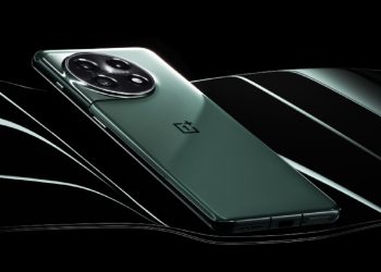 ਕੰਪਨੀ ਨੇ OnePlus 11 ਦੀਆਂ ਕੁਝ ਤਸਵੀਰਾਂ ਜਾਰੀ ਕੀਤੀਆਂ, ਜਿਸ 'ਚ ਫੋਨ ਦੇ ਪੂਰੇ ਰੀਅਰ ਪੈਨਲ ਦੇ ਡਿਜ਼ਾਈਨ ਨੂੰ ਦੇਖਿਆ ਜਾ ਸਕਦਾ ਹੈ। ਇੱਕ ਮਾਡਲ ਫੋਟੋ 'ਚ ਹਰੇ ਰੰਗ 'ਚ ਦਿਖਾਈ ਦੇ ਰਿਹਾ ਹੈ, ਜਦੋਂ ਕਿ ਦੂਜਾ ਸੈਂਡਸਟੋਨ ਫਿਨਿਸ਼ ਦੇ ਨਾਲ ਆਉਂਦਾ ਹੈ। OnePlus 11 ਦੀ ਫੋਟੋ ਸਮਾਰਟਫੋਨ ਦੇ ਕੈਮਰਾ ਮੋਡੀਊਲ ਡਿਜ਼ਾਈਨ ਨੂੰ ਦਰਸਾਉਂਦੀ ਹੈ। ਕੰਪਨੀ ਦਾ ਸਿਗਨੇਚਰ ਅਲਰਟ ਸਲਾਈਡਰ ਵਾਪਸ ਆ ਰਿਹਾ ਹੈ।