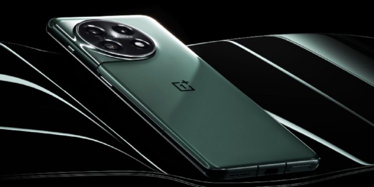 ਕੰਪਨੀ ਨੇ OnePlus 11 ਦੀਆਂ ਕੁਝ ਤਸਵੀਰਾਂ ਜਾਰੀ ਕੀਤੀਆਂ, ਜਿਸ 'ਚ ਫੋਨ ਦੇ ਪੂਰੇ ਰੀਅਰ ਪੈਨਲ ਦੇ ਡਿਜ਼ਾਈਨ ਨੂੰ ਦੇਖਿਆ ਜਾ ਸਕਦਾ ਹੈ। ਇੱਕ ਮਾਡਲ ਫੋਟੋ 'ਚ ਹਰੇ ਰੰਗ 'ਚ ਦਿਖਾਈ ਦੇ ਰਿਹਾ ਹੈ, ਜਦੋਂ ਕਿ ਦੂਜਾ ਸੈਂਡਸਟੋਨ ਫਿਨਿਸ਼ ਦੇ ਨਾਲ ਆਉਂਦਾ ਹੈ। OnePlus 11 ਦੀ ਫੋਟੋ ਸਮਾਰਟਫੋਨ ਦੇ ਕੈਮਰਾ ਮੋਡੀਊਲ ਡਿਜ਼ਾਈਨ ਨੂੰ ਦਰਸਾਉਂਦੀ ਹੈ। ਕੰਪਨੀ ਦਾ ਸਿਗਨੇਚਰ ਅਲਰਟ ਸਲਾਈਡਰ ਵਾਪਸ ਆ ਰਿਹਾ ਹੈ।