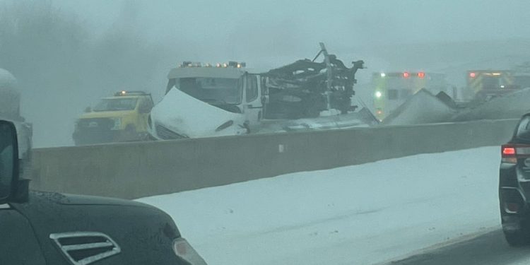 Snow Storm in Canada: ਪਿਛਲੇ ਚਾਰ ਦਿਨਾਂ ਤੋਂ ਕੈਨੇਡਾ ਦੇ ਮੌਸਮ ’ਚ ਆਏ ਵਿਗਾੜ ਨੇ ਸਮੁੱਚੇ ਦੇਸ਼ ਦੇ ਜਨਜੀਵਨ ਨੂੰ ਬੁਰੀ ਤਰ੍ਹਾਂ ਪ੍ਰਭਾਵਿਤ ਕੀਤਾ ਹੈ। ਭਾਰੀ ਬਰਫ਼ਬਾਰੀ ਨੇ ਇੱਕ ਤਰ੍ਹਾਂ ਸਮੁੱਚੇ ਸਿਸਟਮ ਨੂੰ ਕਾਂਬਾ ਛੇੜ ਦਿੱਤਾ ਹੈ। ਹਵਾਈ ਸੇਵਾਵਾਂ ਵੀ ਪ੍ਰਭਾਵਿਤ ਹੋ ਰਹੀਆਂ ਹਨ।