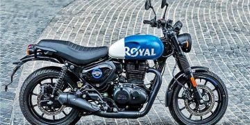 Royal Enfield ਨੇ ਭਾਰਤੀ ਬਾਜ਼ਾਰ 'ਚ Hunter 350 ਨੂੰ ਲਾਂਚ ਕਰਨ 'ਤੇ ਸਾਰਿਆਂ ਨੂੰ ਹੈਰਾਨ ਕਰ ਦਿੱਤਾ। ਇਸ 'ਚ ਪਾਏ ਜਾਣ ਵਾਲੇ ਇੰਜਣ ਨੂੰ ਕਲਾਸਿਕ 350 ਤੇ ਮੀਟੀਅਰ 350 'ਚ ਵੀ ਵਰਤਿਆ ਗਿਆ ਹੈ। ਪਰ ਇਸ ਨੂੰ ਵੱਖਰੇ ਢੰਗ ਨਾਲ ਟਿਊਨ ਕੀਤਾ ਗਿਆ ਹੈ। ਹੰਟਰ 350 ਰਾਇਲ ਐਨਫੀਲਡ 17-ਇੰਚ ਦੇ ਪਹੀਆਂ ਨਾਲ ਲੈਸ ਹੈ।