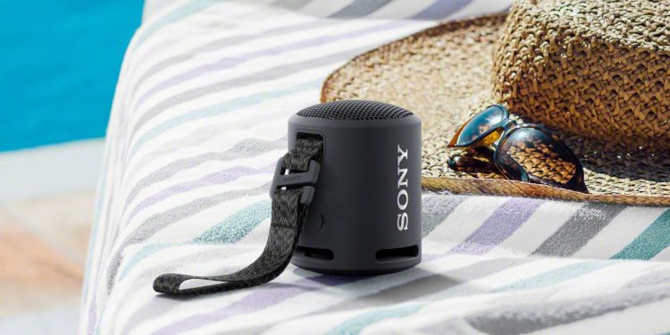 Sony SRS-XB13 Speakers: ਸੋਨੀ ਦਾ ਇਹ ਵਾਇਰਲੈੱਸ ਪੋਰਟੇਬਲ ਸਪੀਕਰ ਬਲੂਟੁੱਥ ਕਨੈਕਟੀਵਿਟੀ ਦੇ ਸਪੋਰਟ ਨਾਲ ਚੱਲਦਾ ਹੈ। ਇਹ ਸਪੀਕਰ ਵਾਟਰ ਅਤੇ ਡਸਟ-ਪਰੂਫ ਹੈ। ਇਸ ਵਿੱਚ USB Type-C ਚਾਰਜਿੰਗ ਪੋਰਟ ਹੈ। ਇਸ ਦਾ ਬੈਟਰੀ ਬੈਕਅਪ 16 ਘੰਟੇ ਦਾ ਹੈ। ਕਾਲਿੰਗ ਲਈ ਇਸ ਸਪੀਕਰ 'ਚ ਮਾਈਕ੍ਰੋਫੋਨ ਵੀ ਦਿੱਤਾ ਗਿਆ ਹੈ। ਤੁਹਾਨੂੰ ਇਹ ਐਮਾਜ਼ਾਨ 'ਤੇ 3780 ਰੁਪਏ 'ਚ ਮਿਲੇਗਾ।