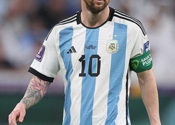 Lionel-Messi-Argentina-2022-FIFA-World-Cup_(cropped)