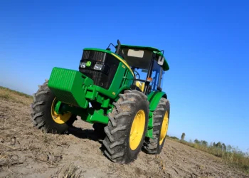 John Deere 6120B ਦੀ ਵਰਤੋਂ ਭਾਰੀ ਅਤੇ ਔਖੇ ਕੰਮਾਂ ਲਈ ਕੀਤਾ ਜਾਂਦਾ ਹੈ। ਜੋ ਜ਼ਿਆਦਾ ਟ੍ਰੈਕਸ਼ਨ ਲਈ ਵਧੀਆ ਹਨ। ਇਸ ਦੀ ਕੀਮਤ ਕਰੀਬ 28 ਲੱਖ ਰੁਪਏ ਹੈ। ਇਸ 'ਚ 4 ਸਿਲੰਡਰ ਇੰਜਣ ਹੈ ,ਜੋ 120 HP ਦੀ ਪਾਵਰ ਜਨਰੇਟ ਕਰਦਾ ਹੈ।