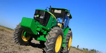 John Deere 6120B ਦੀ ਵਰਤੋਂ ਭਾਰੀ ਅਤੇ ਔਖੇ ਕੰਮਾਂ ਲਈ ਕੀਤਾ ਜਾਂਦਾ ਹੈ। ਜੋ ਜ਼ਿਆਦਾ ਟ੍ਰੈਕਸ਼ਨ ਲਈ ਵਧੀਆ ਹਨ। ਇਸ ਦੀ ਕੀਮਤ ਕਰੀਬ 28 ਲੱਖ ਰੁਪਏ ਹੈ। ਇਸ 'ਚ 4 ਸਿਲੰਡਰ ਇੰਜਣ ਹੈ ,ਜੋ 120 HP ਦੀ ਪਾਵਰ ਜਨਰੇਟ ਕਰਦਾ ਹੈ।