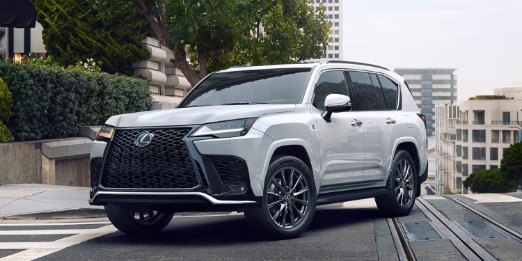 Lexus LX 500 ਇਲੈਕਟ੍ਰਾਨਿਕ ਤੌਰ 'ਤੇ ਕੰਟ੍ਰੋਲਡ ਬ੍ਰੇਕਾਂ (ECB), ਅਡੈਪਟਿਵ ਵੇਰੀਏਬਲ ਸਸਪੈਂਸ਼ਨ, ਐਕਟਿਵ ਹਾਈਟ ਕੰਟਰੋਲ ਸਸਪੈਂਸ਼ਨ, ਫਿੰਗਰਪ੍ਰਿੰਟ ਪ੍ਰਮਾਣੀਕਰਨ, ਰਿਅਰ ਕਰਾਸ ਟ੍ਰੈਫਿਕ ਅਲਰਟ ਤੇ ਕਲੀਅਰੈਂਸ ਸੋਨਾਰ, ਤੁਹਾਡੇ ਮਾਰਗ 'ਤੇ ਆਬਜੈਕਟਸ ਦਾ ਪਤਾ ਲਗਾਉਣ ਲਈ ਹੋਰ ਫੀਚਰਜ਼ ਨਾਲ ਲੈਸ ਹੈ।