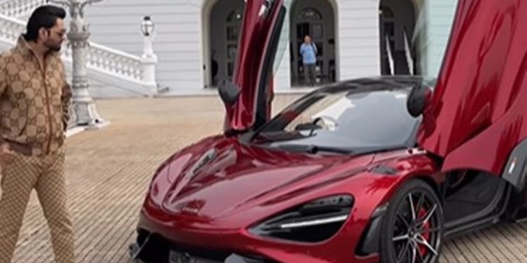 ਉਸਨੇ ਇੰਸਟਾਗ੍ਰਾਮ 'ਤੇ ਪੋਸਟ ਨੂੰ ਕੈਪਸ਼ਨ ਦਿੱਤਾ, "McLaren 765LT Spyder ਤੁਹਾਡਾ ਘਰ 'ਚ ਸੁਆਗਤ ਹੈ, ਇਸ ਸੁੰਦਰਤਾ ਦੀ ਡਿਲੀਵਰੀ ਲੈਣ ਲਈ ਕਿੰਨੀ ਸ਼ਾਨਦਾਰ ਜਗ੍ਹਾ ਹੈ!"