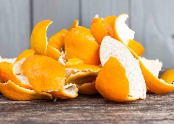 Orange Peels Benefits: ਵਿਟਾਮਿਨ C ਵਰਗੇ ਪੋਸ਼ਕ ਤੱਤਾਂ ਨਾਲ ਭਰਪੂਰ ਸੰਤਰਾ ਸਿਹਤ ਲਈ ਬਹੁਤ ਫਾਇਦੇਮੰਦ ਮੰਨਿਆ ਜਾਂਦਾ ਹੈ। ਸੰਤਰਾ ਖਾਣ ਦੇ ਬਹੁਤ ਸਾਰੇ ਫਾਇਦੇ ਹਨ, ਇਸ ਦਾ ਜੂਸ ਵੀ ਬਹੁਤ ਫਾਇਦੇਮੰਦ ਹੁੰਦਾ ਹੈ। ਜ਼ਿਆਦਾਤਰ ਲੋਕ ਸੰਤਰੇ ਨੂੰ ਛਿੱਲ ਕੇ ਖਾਂਦੇ ਹਨ ਅਤੇ ਇਸ ਦੇ ਛਿਲਕੇ ਨੂੰ ਬਾਹਰ ਸੁੱਟ ਦਿੰਦੇ ਹਨ। ਸੰਤਰੇ ਦੀ ਤਰ੍ਹਾਂ ਇਸ ਦੇ ਛਿਲਕੇ ਵੀ ਔਸ਼ਧੀ ਗੁਣਾਂ ਨਾਲ ਭਰਪੂਰ ਹੁੰਦੇ ਹਨ। ਸੰਤਰੇ ਦੇ ਛਿਲਕੇ ਸਿਰਫ਼ ਸਿਹਤ ਲਈ ਹੀ ਨਹੀਂ ਬਲਕਿ ਸੁੰਦਰਤਾ ਵਧਾਉਣ ਲਈ ਵੀ ਫਾਇਦੇਮੰਦ ਹੁੰਦੇ ਹਨ।