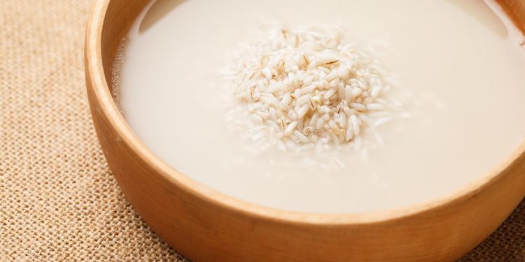 Benefits of Rice Water: ਸਾਡੀ ਰਸੋਈ 'ਚ ਬਹੁਤ ਸਾਰੇ ਅਜਿਹੇ ਤੱਤ ਹੁੰਦੇ ਹਨ, ਜੋ ਸਾਡੀ ਸਿਹਤ ਲਈ ਬਹੁਤ ਫਾਇਦੇਮੰਦ ਹੁੰਦੇ ਹਨ। ਅੱਜਕਲ ਚੌਲਾਂ ਦਾ ਪਾਣੀ ਸਕਿਨ ਦੇ ਇਲਾਜ ਵਜੋਂ ਵੀ ਕਾਫੀ ਵਰਤਿਆ ਜਾਂਦਾ ਹੈ। ਇਹ ਸਕਿਨ ਦੀਆਂ ਕਈ ਸੱਮਸਿਆਵਾਂ ਨੂੰ ਠੀਕ ਕਰਦਾ ਹੈ। ਚੌਲਾਂ ਦੇ ਪਾਣੀ ਨੂੰ ਅਸੀਂ ਆਮ ਤੌਰ 'ਤੇ ਸੁੱਟ ਦਿੰਦੇ ਹਾਂ। ਇਹ ਪਾਣੀ ਵਾਲਾਂ ਲਈ ਵੀ ਬਹੁਤ ਫਾਇਦੇਮੰਦ ਮੰਨਿਆ ਗਿਆ ਹੈ।