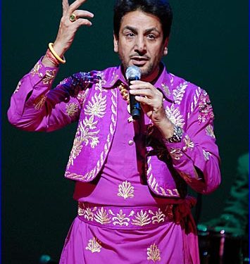 Happy Birthday Gurdas Maan: ਗੁਰਦਾਸ ਮਾਨ ਦਾ ਨਾਂਅ ਪੰਜਾਬੀ ਮਿਊਜ਼ਿਕ ਤੇ ਫ਼ਿਲਮ ਇੰਡਸਟਰੀ ਵਿੱਚ ਹੀ ਨਹੀਂ, ਸਗੋਂ ਬਾਲੀਵੁੱਡ ਵਿੱਚ ਵੀ ਬੜੀ ਇੱਜ਼ਤ ਨਾਲ ਲਿਆ ਜਾਂਦਾ ਹੈ।ਪੰਜਾਬੀ ਸਿੰਗਰ ਤੇ ਅਦਾਕਾਰ ਗੁਰਦਾਸ ਮਾਨ ਹਰ ਪੰਜਾਬੀ ਦੇ ਦਿਲ ਦੀ ਧੜਕਣ ਹਨ। ਅੱਜ ਯਾਨਿ 4 ਜਨਵਰੀ 2022 ਨੂੰ ਗੁਰਦਾਸ ਮਾਨ ਆਪਣਾ 65ਵਾਂ ਜਨਮਦਿਨ ਮਨਾ ਰਹੇ ਹਨ।