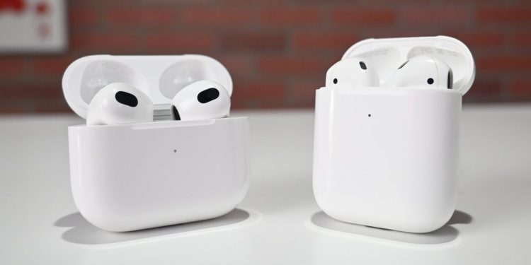 2nd-gen Apple AirPods, 1st-gen AirPods ਦੇ ਮੁਕਾਬਲੇ ਬਿਹਤਰ ਕੁਆਲਿਟੀ ਤੇ ਬੈਟਰੀ ਦੇ ਨਾਲ ਆਉਂਦੇ ਹਨ, ਪਰ ਈਅਰਬਡਸ ਦਾ ਡਿਜ਼ਾਈਨ ਲਗਭਗ ਇੱਕੋ ਜਿਹਾ ਹੈ। ਤੀਜੀ ਪੀੜ੍ਹੀ ਦੇ ਏਅਰਪੌਡਸ ਵੀ ਇਸ ਤਰ੍ਹਾਂ ਦੇ ਸਪੈਸੀਫਿਕੇਸ਼ਨ ਪ੍ਰਾਪਤ ਕਰਦੇ ਹਨ, ਪਰ ਨਵੇਂ ਡਿਜ਼ਾਈਨ ਦੇ ਨਾਲ ਆਉਂਦੇ ਹਨ।